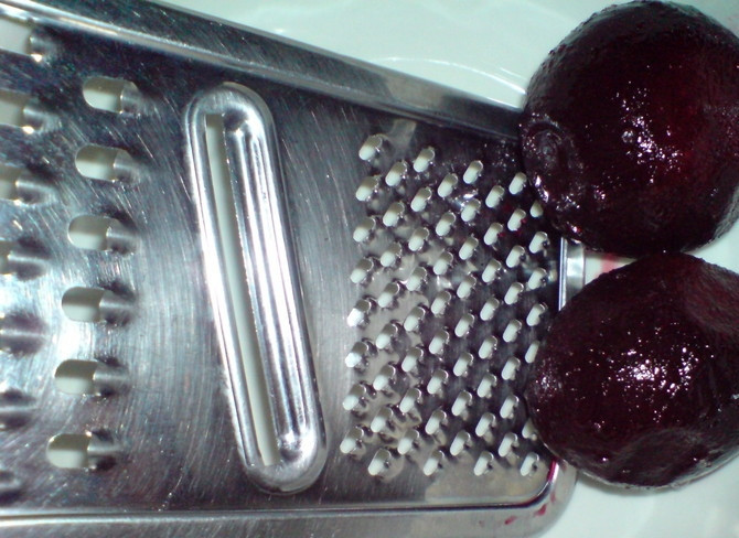 1. Этап. Свекольник по-белорусски: Свеклу отварить до готовности. Для цвета в воду, где варится свекла можно добавить лимонного сока.