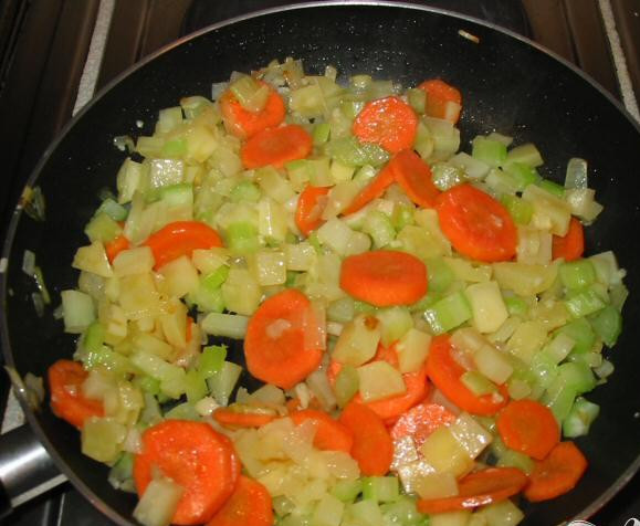 1. Этап. Чечевичный суп: 3. Добавить сельдерей, морковь, чеснок и картофель. Готовить еще 4-5 минут, потом переложить ингредиенты в кастрюлю для супа.