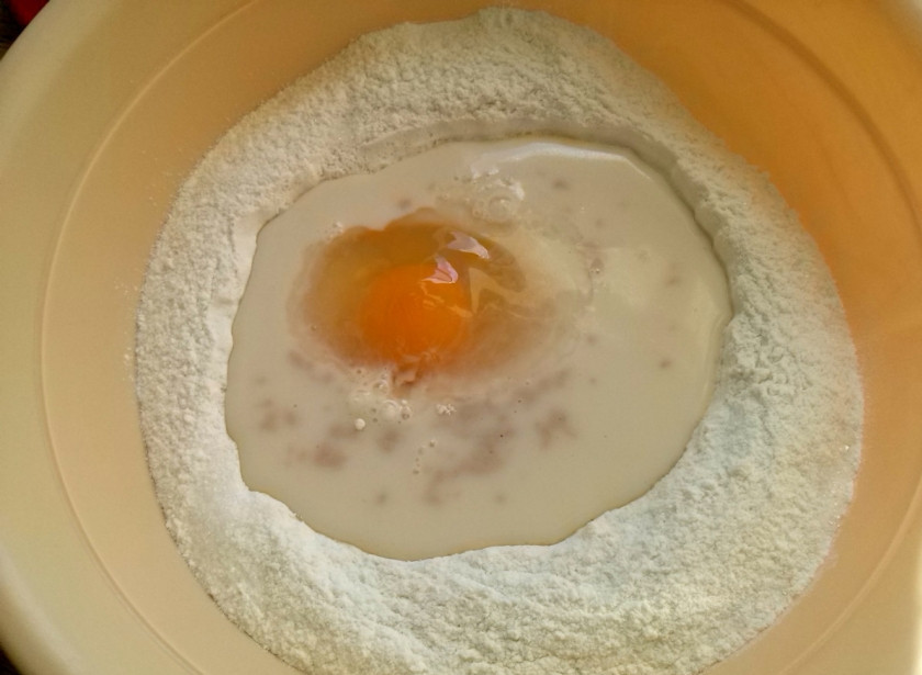 1. Этап. Рулет с маком: 2. Дрожжи смешайте с мукой, добавьте молоко, яйцо и сахар, перемешайте все ложкой.