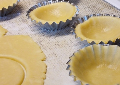 1. Этап. Тарталетки с начинкой: И теперь формируем тарталетки. Формы смазывать не нужно. Перед выпечкой лучше в нескольких местах проколоть тесто вилкой (или выложить в них утяжелитель в виде бобовых), а не то тесто вздуется, как у меня. Получается 13-14 тарталеток.