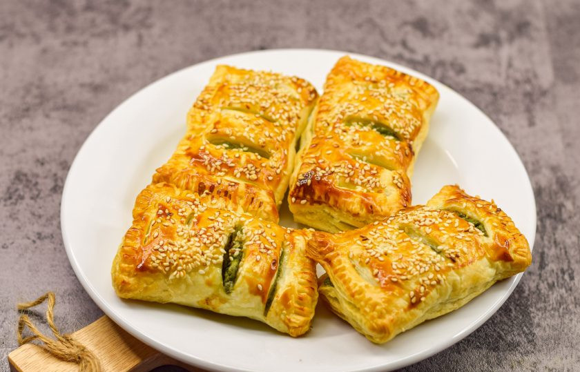 1. Этап. Слоеные пирожки с рикоттой и шпинатом: Выпекайте слойки в духовке при температуре 180 градусов в течение 25 минут.