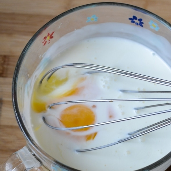 1. Этап. Овощные маффины: 2. Сливки взбейте с яйцами венчиком.