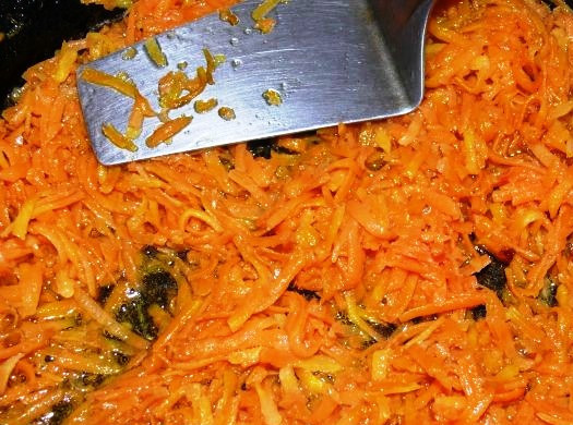 1. Этап. Запеченная грудка с грибами: Потрите морковь, слегка обжарьте её на сковороде. Добавьте шампиньоны.