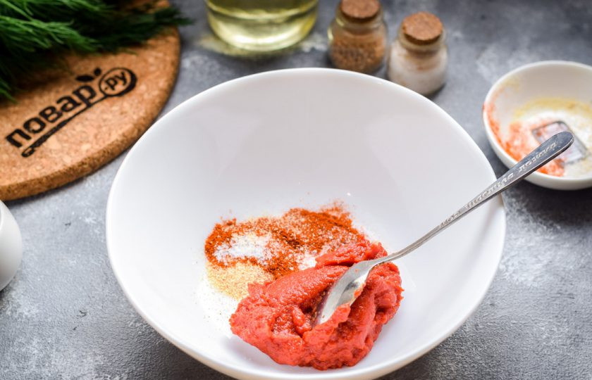 1. Этап. Мясо в соусе Дыхание дракона: Томатную пасту соедините со специями.