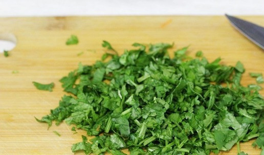 1. Этап. Капустно-морковный салат с яблоком: Кинзу мелко нарезать.