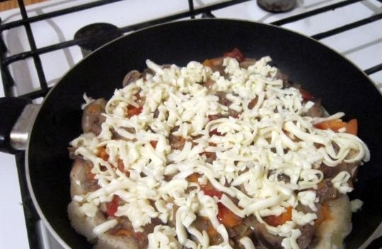 1. Этап. Пицца на батоне на сковороде: 9. Натираем сыр, добавляем и его в сковороду, накрываем все крышкой и жарим минут 10.