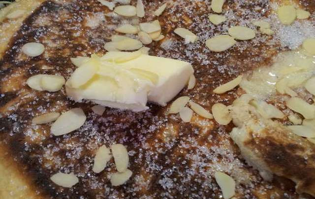 1. Этап. Венский омлет: 6. Обжариваем с двух сторон, а в самом конце выкладываем немного сливочного масла. Омлет нужно переместить на блюдо, притрусить сахарной пудрой и тертыми миндальными орехами.