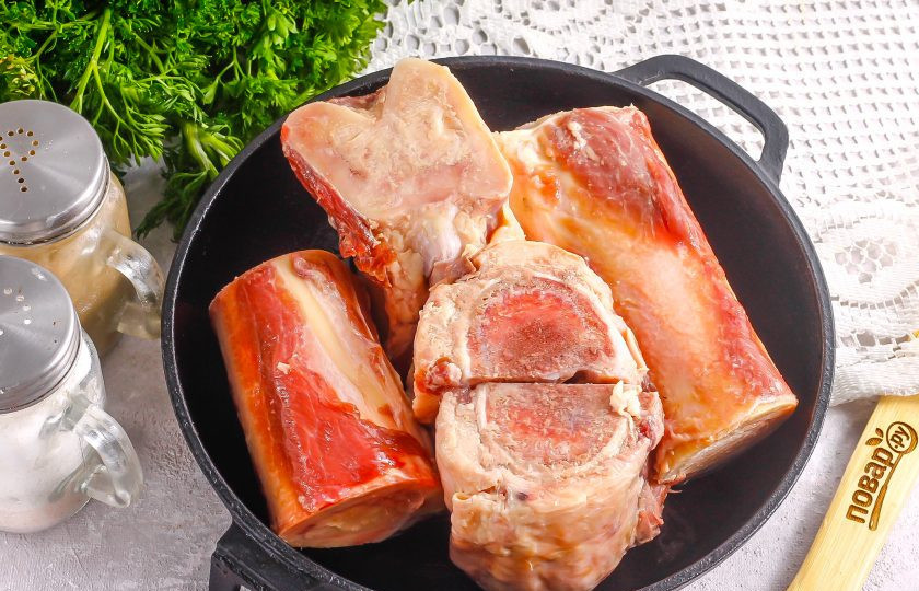 1. Этап. Запеченные мозговые косточки: Говяжьи косточки тщательно промойте в воде, обсушите бумажными полотенцами. Смажьте форму для запекания растительным маслом и выложите в нее косточки.