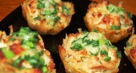 1. Этап. Тарталетки с ветчиной и помидорами: Выкладываем начинку и снова отправляем в духовку на 10 минут. Тарталетки с ветчиной и помидорами готовы. Приятного аппетита!