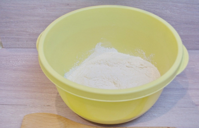 1. Этап. Ватрушки из дрожжевого теста: Для приготовления теста на ватрушки нам необходимо дважды просеять муку. Это придаст будущему тесту воздушность, тесто быстрее подойдет.