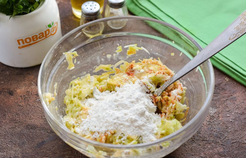 1. Этап. Оладьи из кабачков с моцареллой: Добавьте пшеничную муку в миску со всеми ингредиентами.