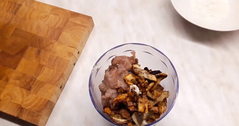 1. Этап. Банкетные котлеты: 2. Замочите хлеб в молоке, белые грибы замочите в воде, отожмите и нарежьте. Обжарьте грибы на оливковом масле. В блендер высыпьте щучье мясо, батон и грибы. Измельчите все в блендере до однородной массы.