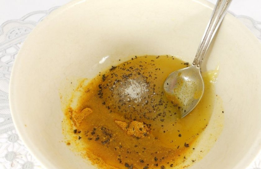 1. Этап. Курица в мультиварке: Приготовьте смесь из мёда, карри, соли, воды и перца. Всё тщательно перемешайте.