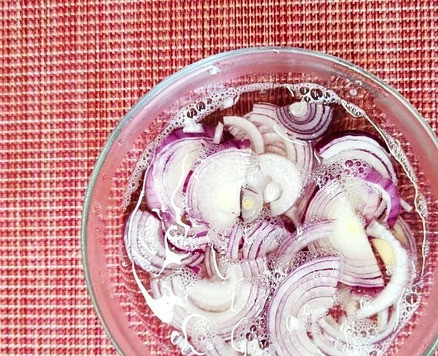 1. Этап. Багет-сэндвич: Лук нарезать полукольцами, залить кипятком.