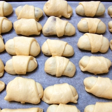 1. Этап. Вишневые бухты: Аналогичным образом формируем все оставшиеся бухты. Затем выкладываем их хвостиком вниз на противень, застланный пергаментной бумагой. Сразу же ставить бухты в духовку не советую - дайте им постоять еще 30 минут, пускай поднимутся.