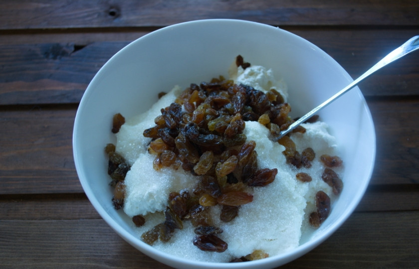 1. Этап. Ватрушки с творогом из дрожжевого теста: Пока готовится тесто, сделаем начинку. В миску кладем творог, добавляем по вкусу сахар и изюм. Перемешиваем. Конечно, стакан сахара не нужно, но каждая хозяйка выбирает сама.