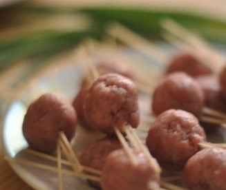 1. Этап. Детский суп из индейки: Из полученного фарша скатать шарики-фрикадельки. И вот теперь самое интересное - проколите каждый мясной шарик двумя палочками спагетти. Спагетти разломите на три части.