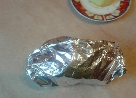 1. Этап. Куриное филе с яблоками и черносливом: Запечатываем и отправляем в разогретую до 190 градусов духовку минут на 25. Затем приоткроем фольгу, и пусть наше блюдо готовится еще минут 10.