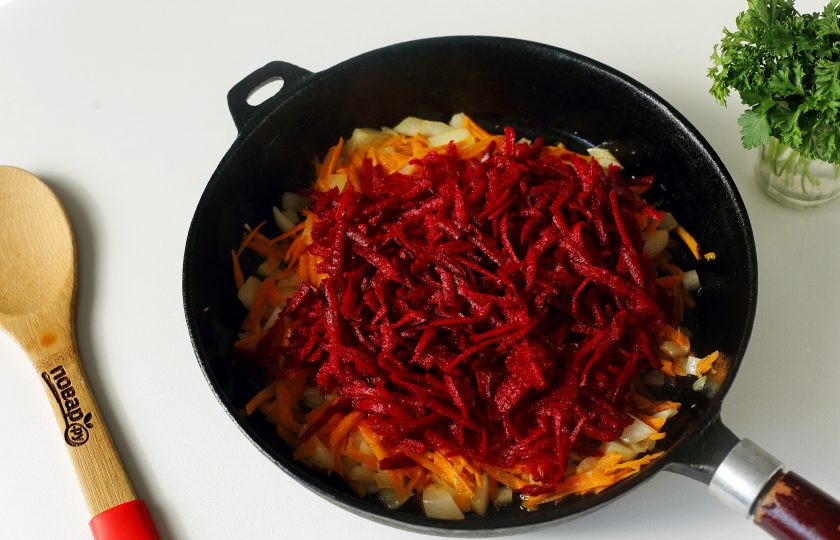 1. Этап. Кавказский борщ: Обжарьте овощи до мягкости и добавьте тертую свеклу.