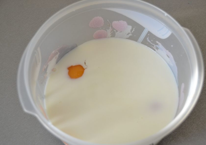 1. Этап. Сладкие начинки для блинов: В емкость для взбивания влейте молоко, добавьте соль, сахар, вбейте яйца.