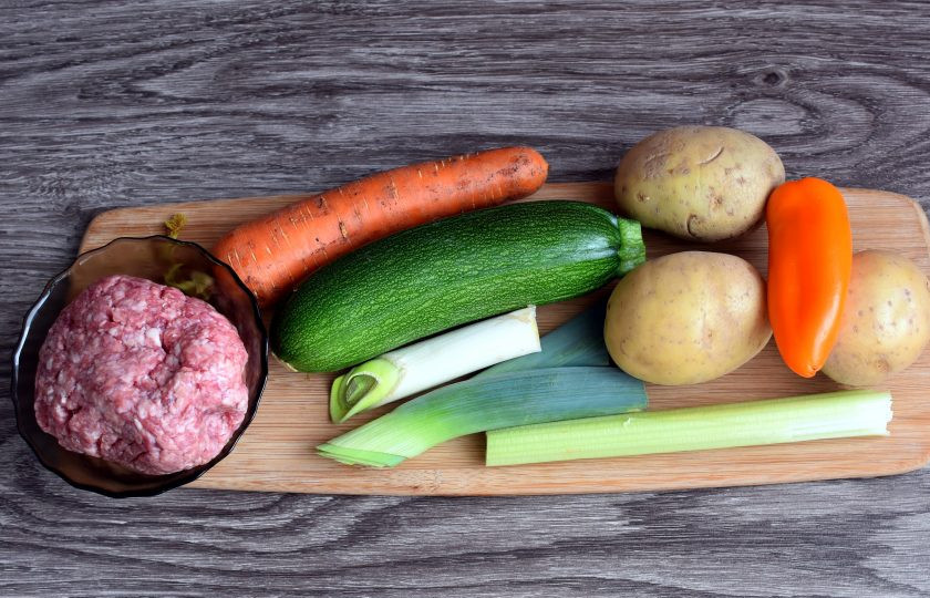 1. Этап. Суп с фрикадельками и кабачком: Подготовьте необходимые ингредиенты.