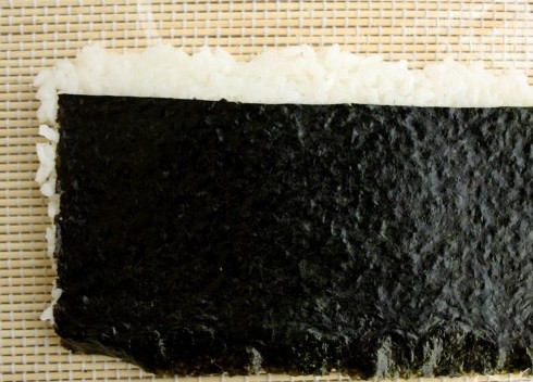 1. Этап. Рецепт суши Филадельфия дома: Переворачиваем нори с рисом, чтобы водоросли оказались сверху.