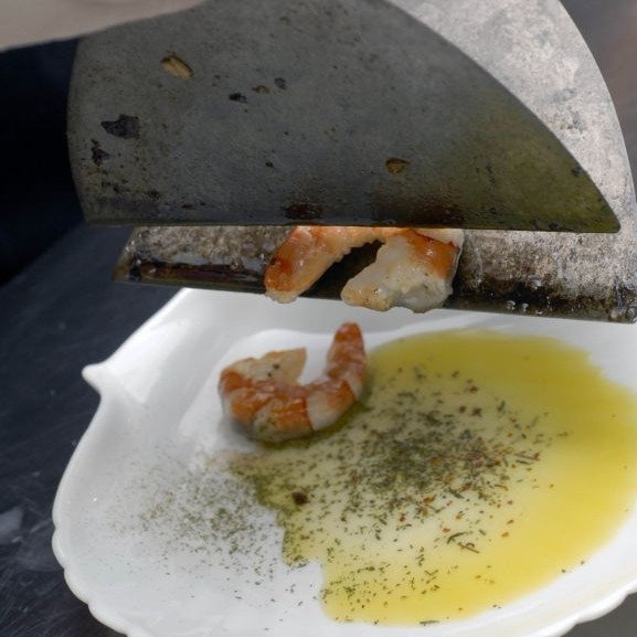 1. Этап. Салат с креветками Вкусный: В тарелочку наливаем оливковое масло, приправляем его французскими травами. В ароматизированное масло выкладываем обжаренные креветки.