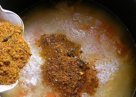 1. Этап. Свинина с рисом в мультиварке: На последнем этапе добавьте соль и специи. Закройте крышку мультиварки и выберите режим 