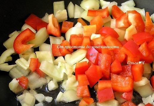 1. Этап. Рис мелосо с мидиями и овощами: На оливковом масле обжарьте нарезанные перцы и чеснок минут 5.