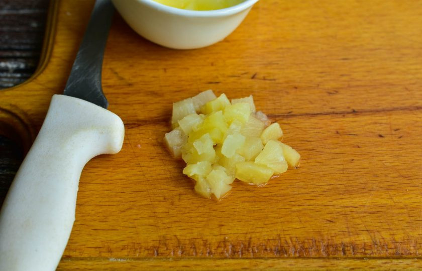 1. Этап. Салат с кальмарами, креветками и ананасами: Нарежьте консервированные ананасы.