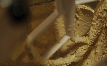 1. Этап. Американский яблочный пирог: В другой миске взбиваем сливочное масло и оставшийся сахар до мягкого крема. Затем добавляем яичные желтки, миндаль, разрыхлитель. Месить тесто нужно не очень долго, но должна получиться единая масса.