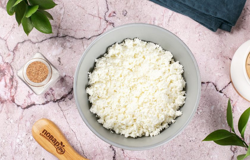 1. Этап. Творожная запеканка для худеющих: Творог протрите через сито до однородной структуры.