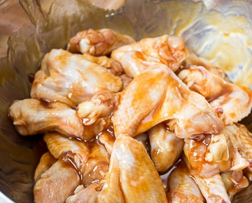 1. Этап. Крылышки под медовым соусом: У крыльев удалите фаланги. Залейте крылышки соусом, всё хорошо перемешайте.