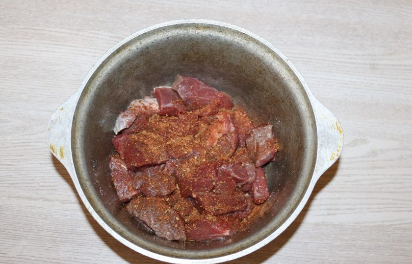 1. Этап. Басма: Мясо слегка посолите, посыпьте специями.