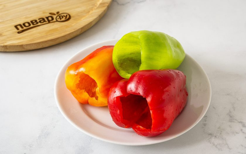 1. Этап. Закуска из болгарского перца: Перцы помойте, вырежьте сердцевину. Очистите внутренности перцев от семечек.