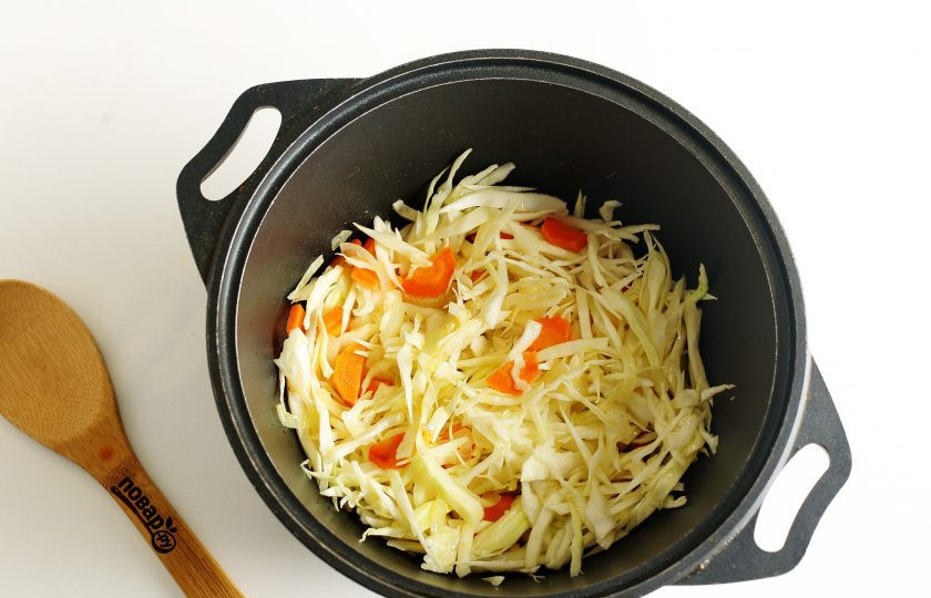 1. Этап. Овощное рагу с картошкой: Добавьте нашинкованную капусту и все перемешайте.
