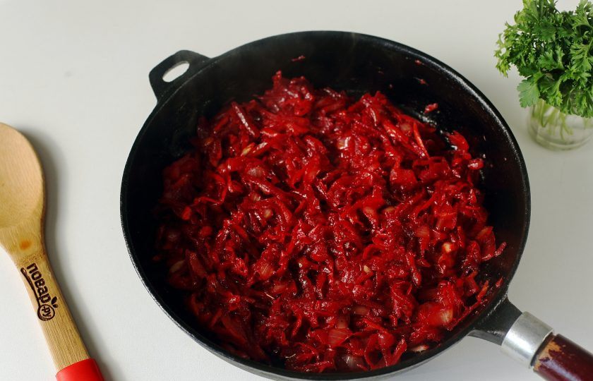 1. Этап. Кавказский борщ: В конце добавьте томатную пасту и специи. Жарьте все вместе еще около 2 минут, после чего содержимое сковороды отправьте в кастрюлю.