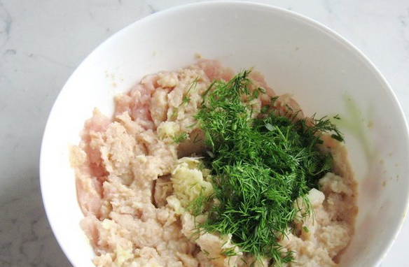 1. Этап. Тефтели из куриной грудки: Добавьте измельченный укроп и чеснок.