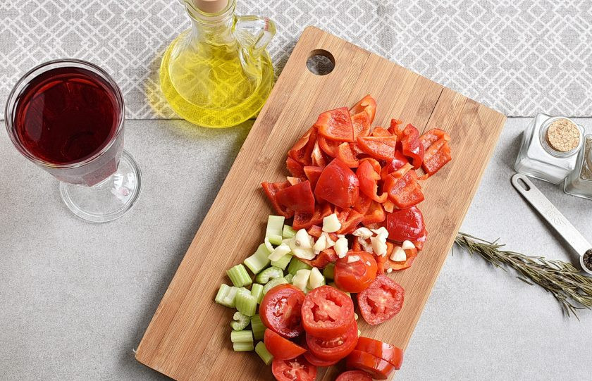 1. Этап. Мясо в вине: Перцы нарежьте крупно, помидоры и сельдерей — толстыми кружочками, чеснок крупно порубите.