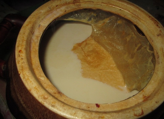 1. Этап. Закваска для ряженки: 2. Наливаем молоко в горшок и отправляем в духовой шкаф на два часа примерно. Выставляем максимальную температуру, а после закипания молока убавляем огонь.