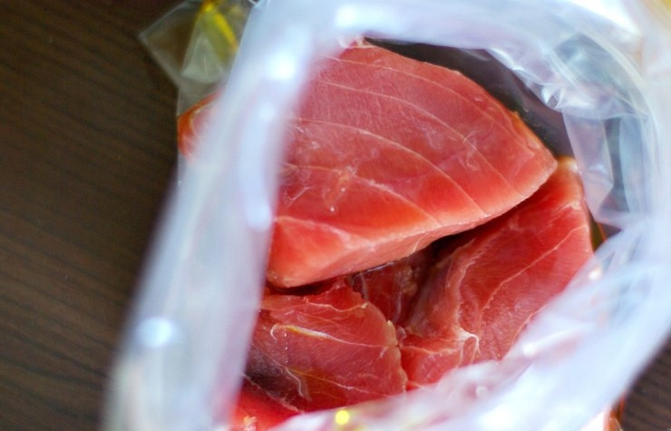 1. Этап. Тунец с овощами: Кусочки складываем в мешочек для выпекания наливаем туда оливковое масло, уксус и добавляем приправы для рыбы. Хорошенько вымазываем и маринуем несколько часов, но не больше!