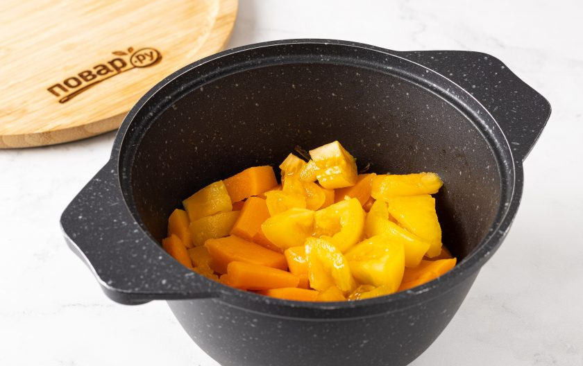 1. Этап. Оранжевый суп: На помидоре сделайте надрез крест-накрест, опустите его на пару минут в кипяток, затем окуните в холодную воду. Очистите от шкурки. Добавьте помидор и тыкву в кастрюлю.