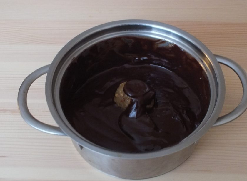 1. Этап. Конфеты Сладкий орешек: Размешайте до однородного состояния.