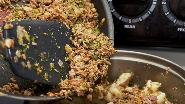 1. Этап. Макароны по-флотски оригинальные: Затем добавьте фарш с луком и зеленью к отварным макаронам, все тщательно перемешайте и подавайте блюдо к столу.