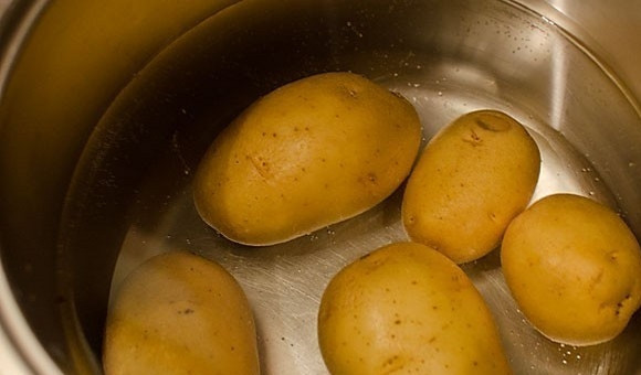 1. Этап. Закусочный картофельный пирог: 1. Картофель тщательно вымойте и отварите «в мундире» в кипящей подсоленной воде до готовности.