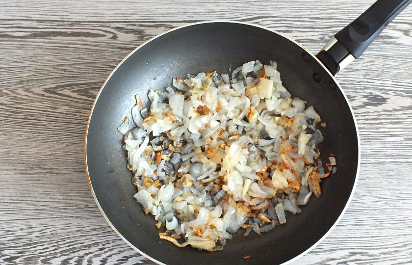 1. Этап. Пельмени из судака: Пока тесто в холодильнике, сделайте фарш. Лук нарежьте небольшими кусочками и обжарьте на растительном масле до румяного цвета.