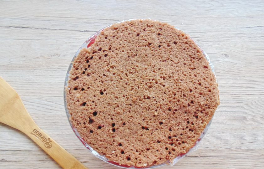 1. Этап. Торт Ай-Петри с вишней: Верх миски с тортом накройте круглым коржом.