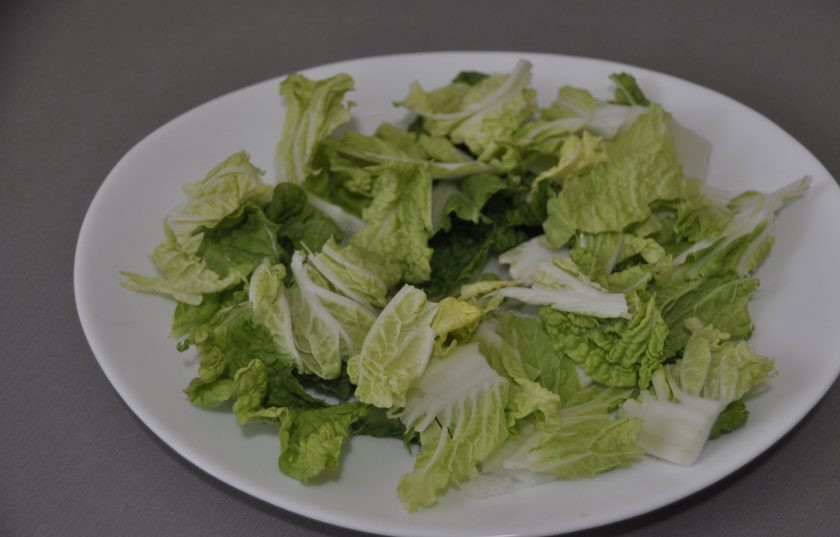 1. Этап. Тайский салат с говядиной и болгарским перцем: Пекинскую капусту нарвите небольшими кусочками и выложите в салатник или в тарелку.