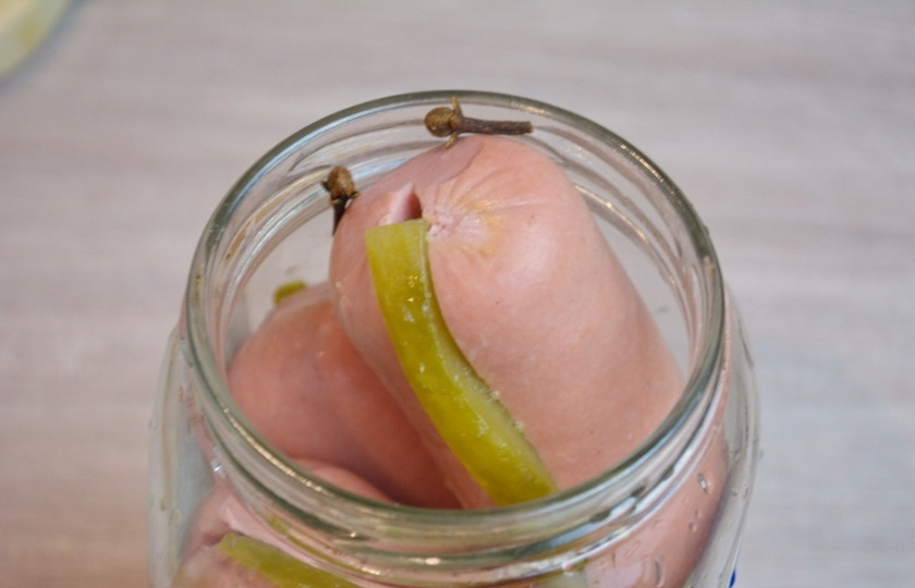 1. Этап. Утопенцы (шпикачка): И так до самого верха ёмкости. В банку поместите 5 звездочек гвоздики.