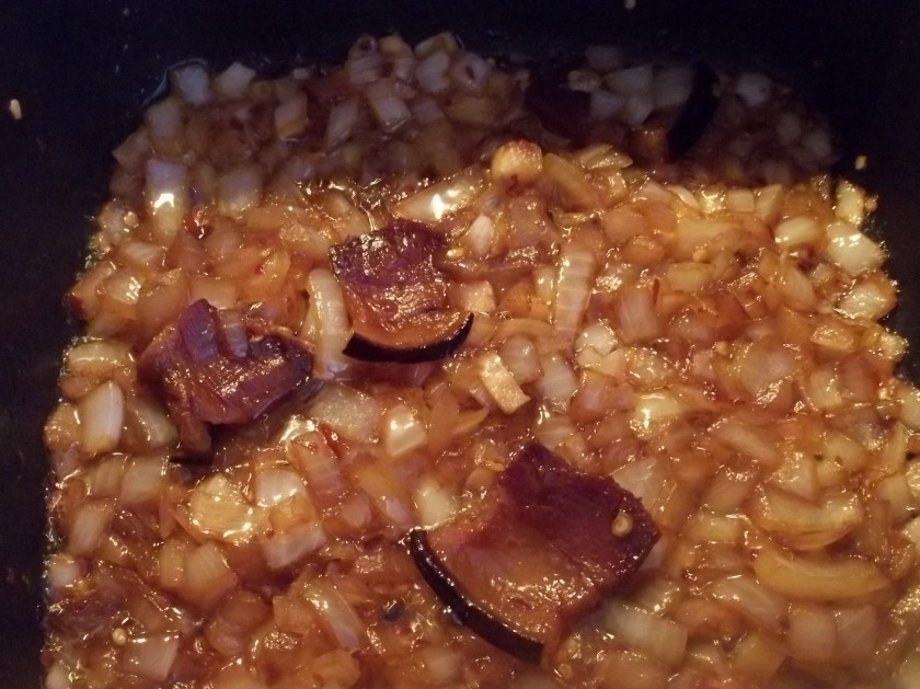 1. Этап. Лобио с салом: Добавляем мелко нарезанный лук и острый перец. Жарим на среднем огне, помешивая, 6-8 минут.